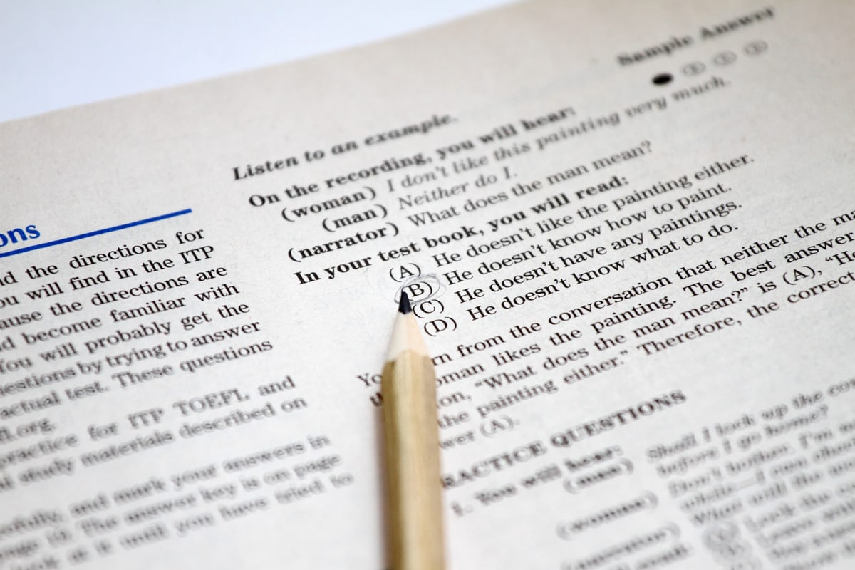 Manuale di preparazione all'esame aperto sulla scrivania