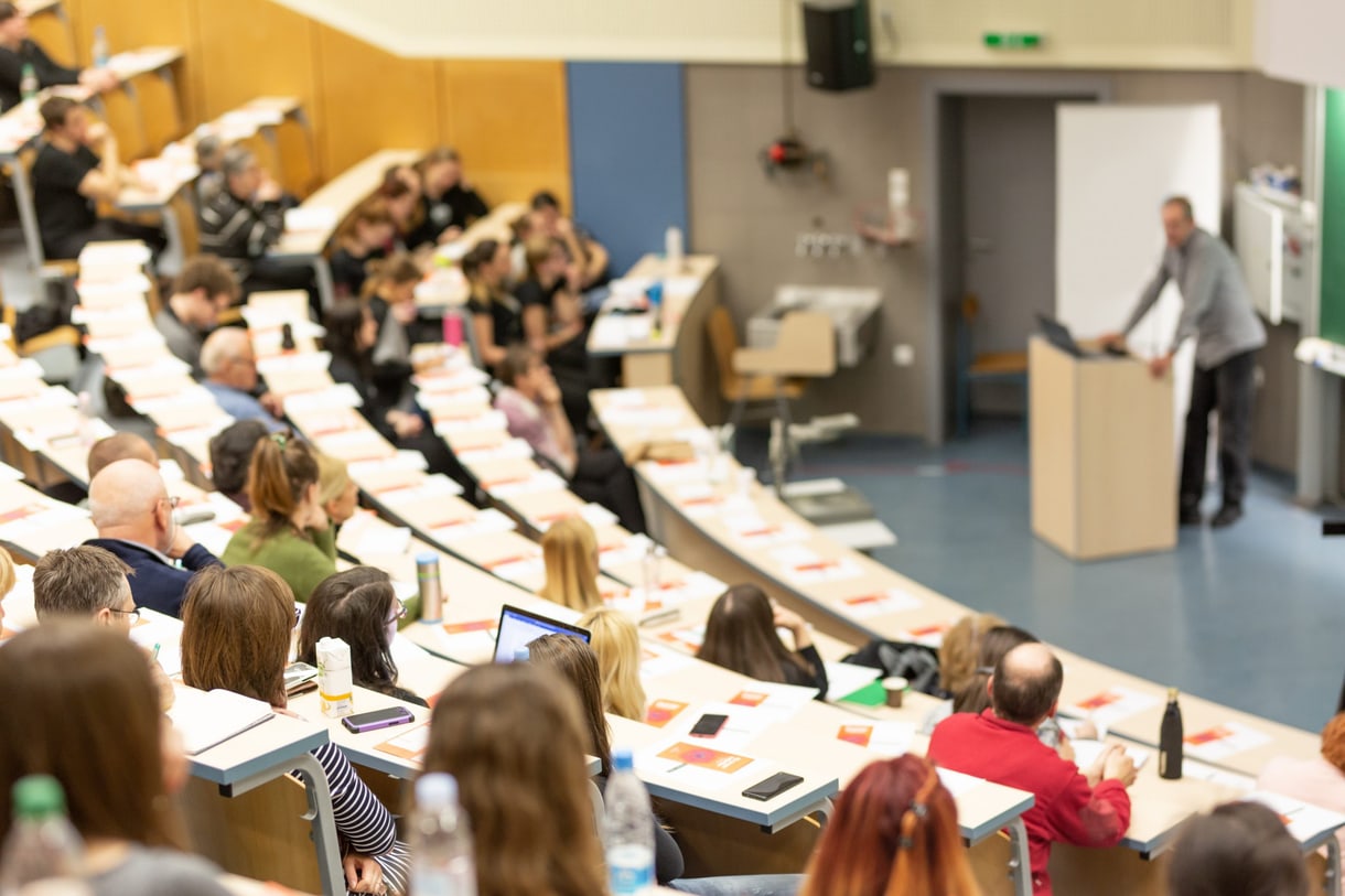 Aula magna universitaria durante una lezione affollata