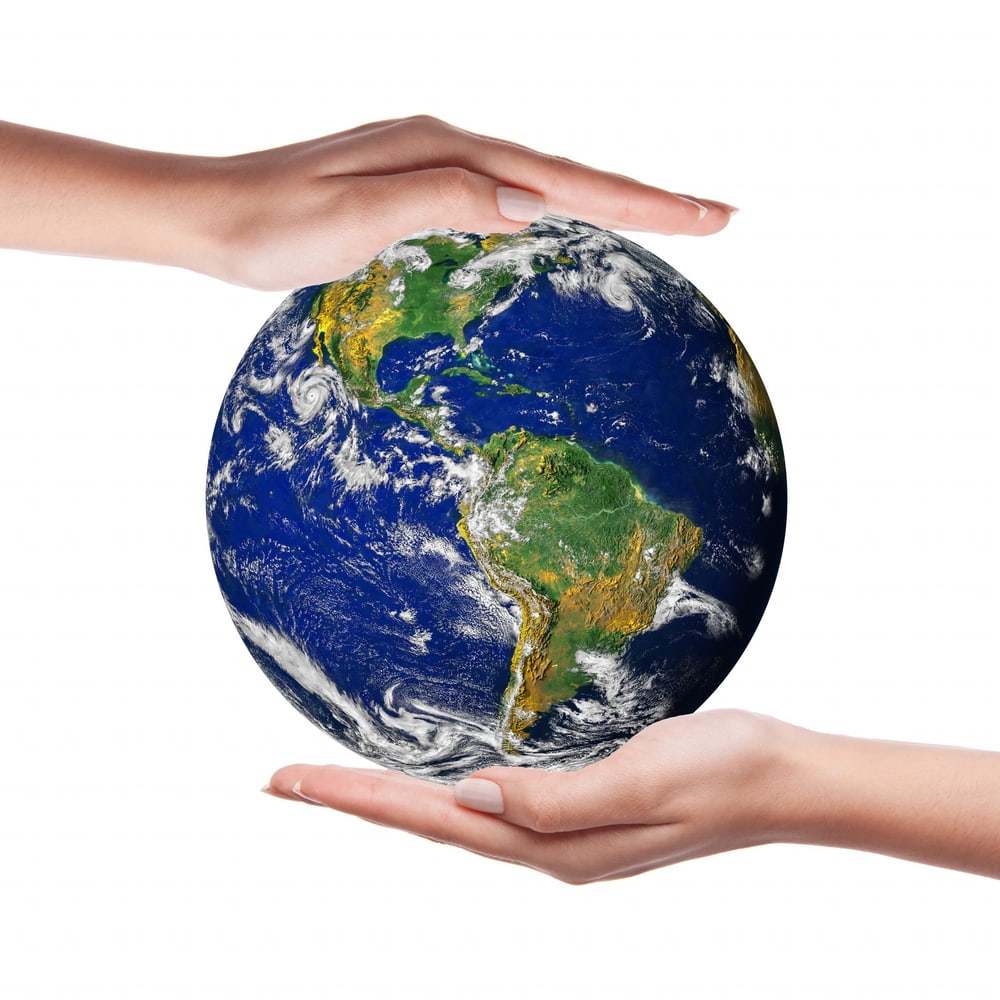 Due mani che reggono il globo terrestre
